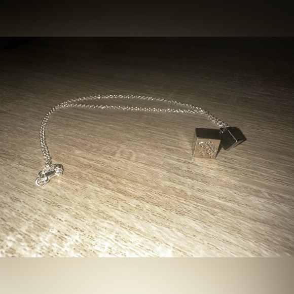 ✨Louis Vuitton Minimalist Pendent w Necklace✨ - Picture 3 of 13